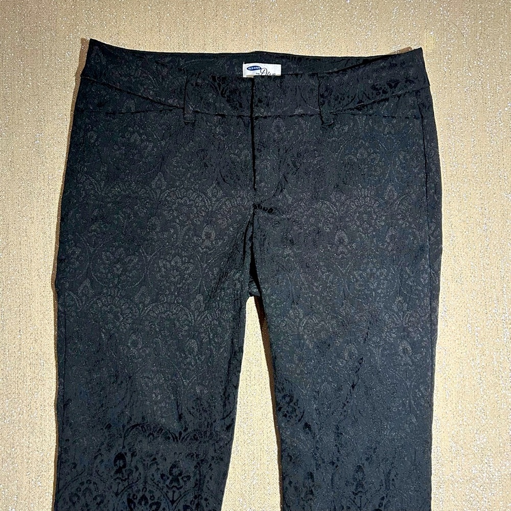 Old Navy “The Diva” black jacquard ankle pants, size 6